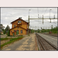 Hällnäs station den 15 juni 2008. Bilden tagen i riktning norrut. Foto: David Larsson. 