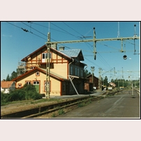 Hällnäs station på en tolv år äldre bild, den 8 augusti 1996. Här finns ännu mellanplattformen kvar. Renovering av stationshuset har påbörjats. Foto: Jöran Johansson. 