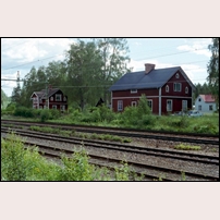 458B Helgum den 6 augusti 1996, banmästarstugan till vänster. Huset till höger är med all sannolikhet ett hus 9, dvs ett bostadshus för trafikavdelningens personal. Foto: Jöran Johansson. 