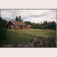 157 Hatten den 5 juli 1993. Uthus, tvättstuga och jordkällare, en del av tomten vårdad och en del som förr användes för grässkörd, mer autentiskt kan det inte bli. Foto: Jöran Johansson. 