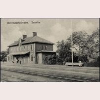 Tranås station senast 1913. Den gamla stationsbyggnaden var av den s.k. Boxholmsmodellen och låg på den västra sidan av järnvägen. 
Den revs 1932 och ersattes av en byggnad i funkisstil på den andra sidan järnvägen.  Foto: Okänd. 