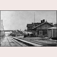 Järna station med det äldsta stationshuset. Bilden uppges vara tagen 1868 (det finns även uppgift om 1874). Foto: Okänd. 