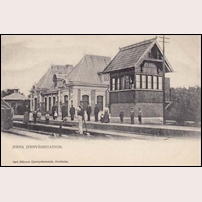 Järna station med ställverkshuset som uppförts i en helt annan stil än stationshuset. Foto från 1890-talet. Foto: Okänd. 