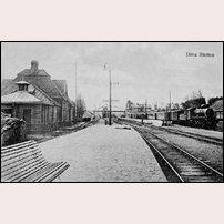 Järna station, med det tredje, 1915 uppförda stationshuset. Foto: Okänd. 