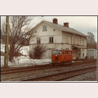 Håsjö station den 13 april 1981. Året därpå revs stationshuset. Foto: Jöran Johansson. 