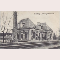 Saltskog station okänt år efter 1888 (då stationen bytte namn till Saltskog). Någon namnskylt verkar inte ha fått plats bland alla reklamskyltar. Vykort p bild från Järnvägsmuseet. Foto: Carl Nilsson, Norrköping. 