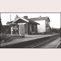 Bjurå station med det gamla och det nya stationshuet. Enligt uppgift skall bilden vara tagen 1945.  Foto: Okänd. 