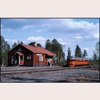 Trollforsen station den 29 maj 1976. Rälsbussen är Y7 1224, den enda med denna speciella målning. Foto: Per-Olov Brännlund. 
