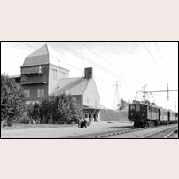 Torneträsk 1930. Stationsbyggnaden är den som byggdes 1913 inför elektrifieringen av banan och är sammanbyggd med omformarstationen. Bild från Tommy Hendler. Foto: Okänd. 