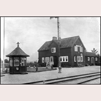 Sorsele station på en bild som uppges vara från 1920-talet. Sorsele öppnades som station då en månad återstod av 1920-talet, den 1 december 1929. Då bilden uppenbarligen inte är tagen i december måste den hänföras till 1930-talet. Bild från Sveriges Järnvägsmuseum. Foto: Okänd. 