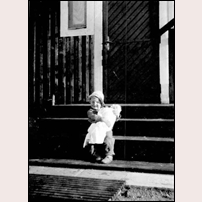 503 Kamajokk. På trappan sitter banvakten Vikéns son Karl-Bengt (f. 1932) med lillebror Erland (f. 1934) i famnen. Bild från Erland Vikén. Foto: Okänd. 
