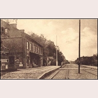 Fagersanna station omkring 1920. Ett ståtligt stationshus och en järnväg som vårdades och hölls i ett prydligt skick. Foto: Okänd. 