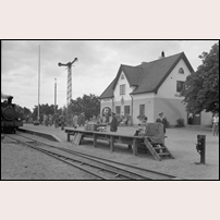 Hällevik station omkring 1947. Strax efter kriget innan bilismen berövade banan den mesta trafiken kunde det se ut så här i Hällevik. Foto: Y. Blomstrand. 