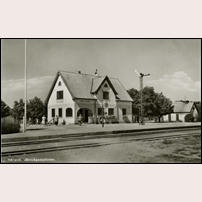 Hällevik station 1944. Stationshuset var överdimensionerat för denna anspråkslösa bana. Foto: Okänd. 