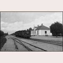 Hörviken station på 1930-talet. Det korta persontåget väntar på att få anträda sin 15 km långa resa in till Sölvesborg. Foto: Okänd. 
