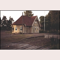 Abbetorp station i juni 1963. Stationshuset var då i mindre väl vårdat skick, åtminstone vad avser den yttre målningen.  Foto: Jöran Johansson. 