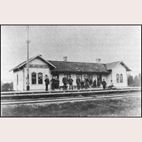 Smålandsstenar station 1891, det första stationshuset byggt samtidigt med järnvägen 1877. Byggnaden brann ned till grunden 1903 och ersattes av ett nybyggt hus som stod färdigt 1904 och fortfarande finns kvar. Bild från Sveriges Järnvägsmuseum. Foto: Okänd. 