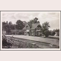 Målsryd station i dess yngre dagar då de rika trädekorationerna fanns kvar. Foto: O. Liljeqvist. 