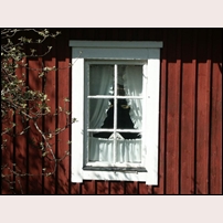 187 Fälleberget den 5 maj 2007. Stugan har en ovanlig typ av fönster. Foto: Jöran Johansson. 