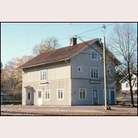 Killeberg station den 26 oktober 1978. Det är lätt att se att huset byggts på en våning. Foto: Bengt Gustavsson. 