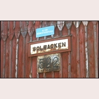 522 Solbacken i oktober 1999. Stugan har använts av järnvägspersonal som fritidshus. Numera är stugan uppsnyggad i kraft av sin byggnadsminnesförklaring. Foto: Olle Alm. 