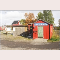 Katterjåkk hållplats den 27 september 1998 med sitt anspråkslösa "stationshus". Det verkar finns sådana faciliteter som högtalare för information om tågläget. Foto: Olle Alm. 