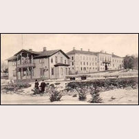 Ulricehamn gamla stationshuset. Huset till höger bakom stationen är stadens hotell. Stationshuset byggdes 1874 för Ulricehamns järnväg, dvs den smalspåriga järnvägen härifrån till Vartofta. 1906 ersattes det av den nya tegelbyggnad som fortfarande står kvar. Foto: Okänd. 