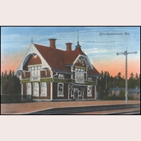 Bor station, ett riktigt pepparkakshus en gång. Ursprungligen var alla BAJ:s stationshus rödmålade, men blev med tiden ommålade i gult. Foto: Okänd. 