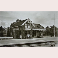 Hjortsberga station, troligen 1940-tal. T-semaforen på föregående bild har ersatts av semaforer placerade utanför resp. stationsgräns vilka manövreras från vevställverket framför stationsbyggnaden. Foto: O. Liljeqvist. 