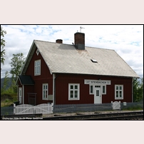 Stenbacken station den 29 juni 2006. Ett trästaket och ett par grindar har tillkommit, dock inte av järnvägens modell. Foto: Peter Sandström. 