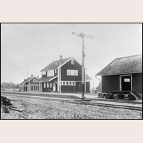 Rosenfors station med det nya stationshuset omkring 1920. Bild från Sveriges Järnvägsmuseum. Foto: A. Ohrlander. 