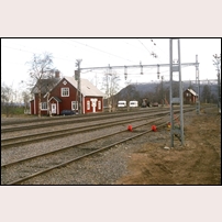 Stenbacken station i oktober 1999. Fotot är taget i sydlig riktning och i bakgrunden syns banmästarstugan 511B. Foto: Olle Alm. 