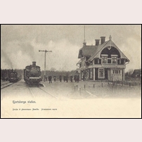 Hjortsberga station. Här ser vi det ursprungliga stationshuset av den vanliga BAJ-modellen på en ovanlig bild. Byggnaden brann nämligen ned 1904 och och kom således att vara i bruk endast två år. Bilden från förlag Vilén & Johansson, Borås. Foto: Wassberg. 
