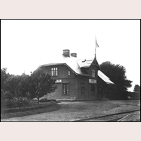 Blidsberg station 1907. Bilden visar den nya VCJ-stationen, som senare skulle komma att brinna ned. Bild från Sveriges Järnvägsmuseum. Foto: Okänd. 