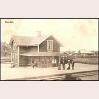 Evedal station senast 1916. Är det den 1902 uppförda "väntplatsen under tak" som kommit till användning? Foto: Okänd. 