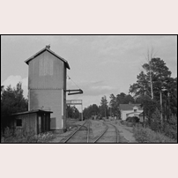 Furudal station den 25 juli 1979. Mot västra bangårdsänden fanns då det här vattentornet i trä fortfarande kvar. Foto: Karl-Axel Eriksson. 