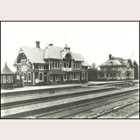 Limmared station, ursprungliga stationshuset av typiskt BAJ-utförande, men av större modell efter en tidig utbyggnad. Till höger ligger järnvägshotellet, vilket brann ned 1962. Byggnaderna var belägna på den västra sidan av banan. Foto: Okänd. 