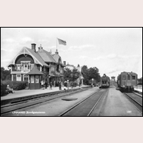 Limmared station med ett tåg draget av ett av BAJ fina ånglok av L5-typ. Loket är tillverkat 1931 vilket alltså avgränsar tiden för fotot bakåt. Foto: Okänd. 