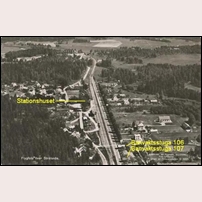 Strålsnäs station och de två banvaktsstugorna 106 och 107 som låg mycket nära spåret. Bilden är tagen mot norr. Vykort från AB Flygtrafik, märkningen G uppges innebära att det är från 1939. Foto: Lilljeqvist. 