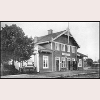 Målilla station. Stationshuset som är identiskt med det i Mariannelund är antingen helt nybyggt eller radikalt ombyggt. Bild ur Nässjö - Oskarshamns järnväg 1874 - 1924. Foto: Okänd. 