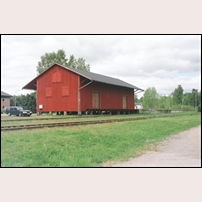 Lagan station den 23 maj 2009, fortfarande en intakt järnvägsmiljö med ett fint godsmagasin och en tvågenerations lastkaj med kant av granitblock närmast magasinet och betong längre bort. Foto: Olle Alm. 