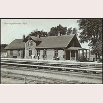 Bjuv station på ett vykort som postbehandlades 1911. Det gamla stationshuset ersattes av ett nytt 1913. Vykort från M. Elanders Bokhandel. Foto: Okänd. 