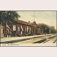 Laxå station på ett gammalt handkolorerat vykort. Foto: Okänd. 