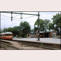 Strängnäs station den 15 juli 1974, den andra stationsbyggnaden med motorvagnståg X21-10 239-240. Foto: Per-Olov Brännlund. 