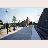 Strängnäs station med den nya stationsbyggnaden byggd 1997. Foto: Kjell Andersson. 