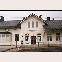 Älmhult station den 7 juni 2009. Den gamla fula utbyggnaden av tågexpeditionen till vänster har inte längre någon funktion och skulle med fördel kunna avlägsnas. Foto: Olle Alm. 