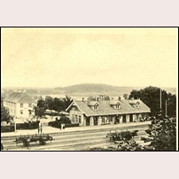 Osby station med det ursprungliga stationshuset. Vykort postgånget 1903. Foto: Okänd. 