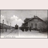 Alvesta station, gamla stationshuset av den s.k. Katrineholmsmodellen. Vykort postgånget 1903, förlag Vilén & Johanson, Borås. Foto: Wassberg. 