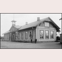Alvesta station, gamla stationshuset var en låg länga i trä och blev givetvis med tiden alldeles för litet. På Facebook där bilden varit inlagd anges fotoåret till 1900. Foto: Okänd. 