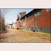 Ljungby slakthus lastplats den 22 mars 2012. Spåren är borta, portalkranen nedmonterad och området uppsnyggat. Byggnaderna till höger förstördes vid en häftig brand den 30 maj 2014.
 Foto: Olle Alm. 